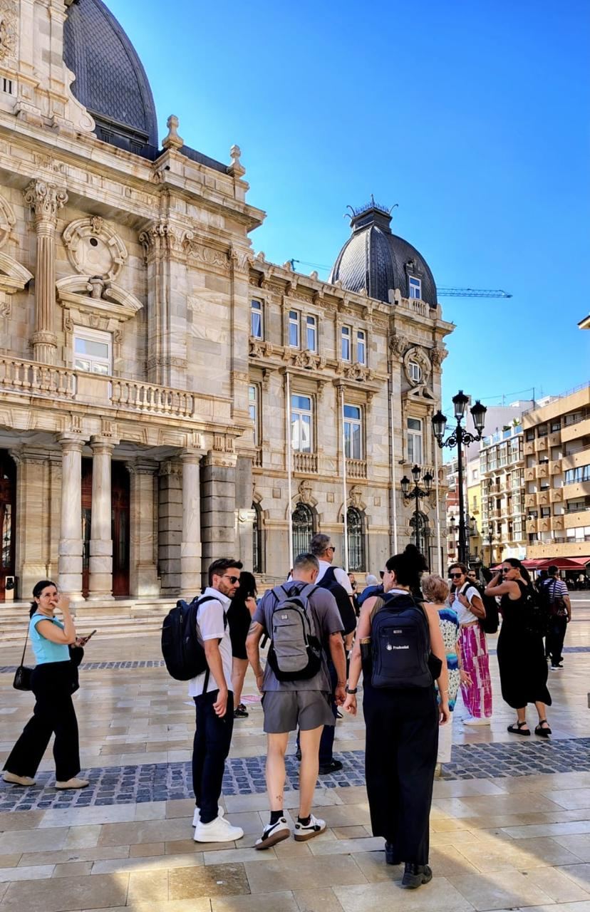 Visita a Cartagena, frente al Palacio Consistorial